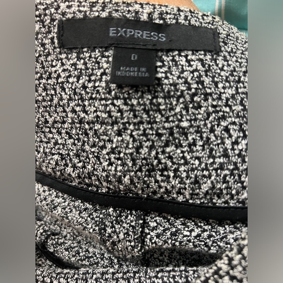 Women's Express Size 0 Pull On Textured Fabric Mini Skirt Black and White - Picture 2 of 5